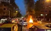 آتش زدن یک بسیجی توسط اغتشاشگران/ ویدئو