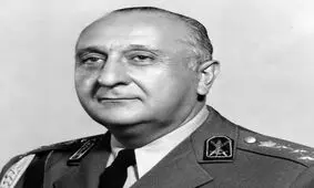 سفر در زمان؛ «رئیس سوم ساواک در حال سکه گرفتن از شاه»؛ دهه 40