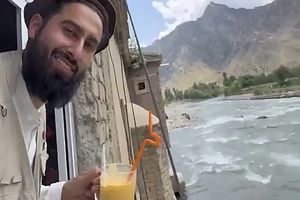 دعوت طالبان از گردشگران آمریکایی/بارفیکس از تانک منهدم شده!