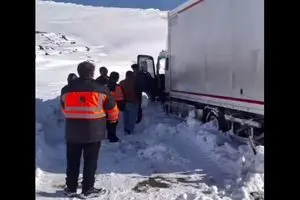 نجات شگفت‌انگیز راننده کامیون بعد از 6 روز گرفتاری در برف و کولاک