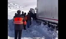 نجات شگفت‌انگیز راننده کامیون بعد از 6 روز گرفتاری در برف و کولاک 