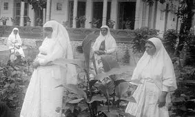 ژست بامزۀ یک بَرده با «سیگار» در حضور دختر ناصرالدین شاه