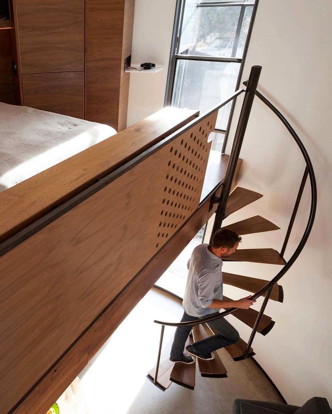 پروژه نوآورانه «خانه سیلو» در فینیکس آریزونا، بازسازی یک سیلو غلات قدیمی به یک خانه ریزمقیاس (۲۱ متر مربع) و مدرن، که مفهوم مسکونی را در یک سازه غیرمرسوم بازتعریف می‌کند