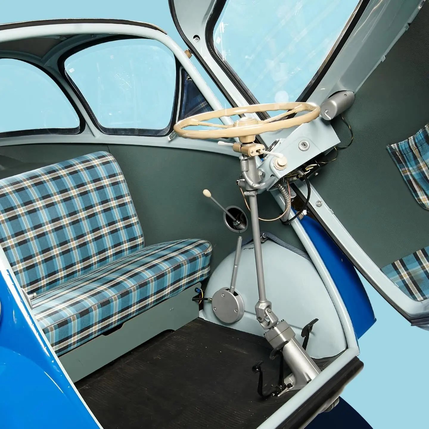 تصویر یک خودروی مینیاتوری کلاسیک به نام BMW Isetta (ب‌ام‌و ایزتا) که به دلیل طراحی گرد و کوچک خود به "خودروی حبابی" (Bubble Car) مشهور است، و در دهه ۱۹۵۰ نقش کلیدی در نجات مالی شرکت ب‌ام‌و از ورشکستگی ایفا کرد.