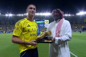 رونالدو از اسطوره فوتبال عربستان کفش طلا گرفت/ ویدئو

