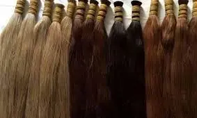 یک خریدار مو: برخی از مادران به دلیل نیاز مالی، موی دختران خود را می‌فروشند