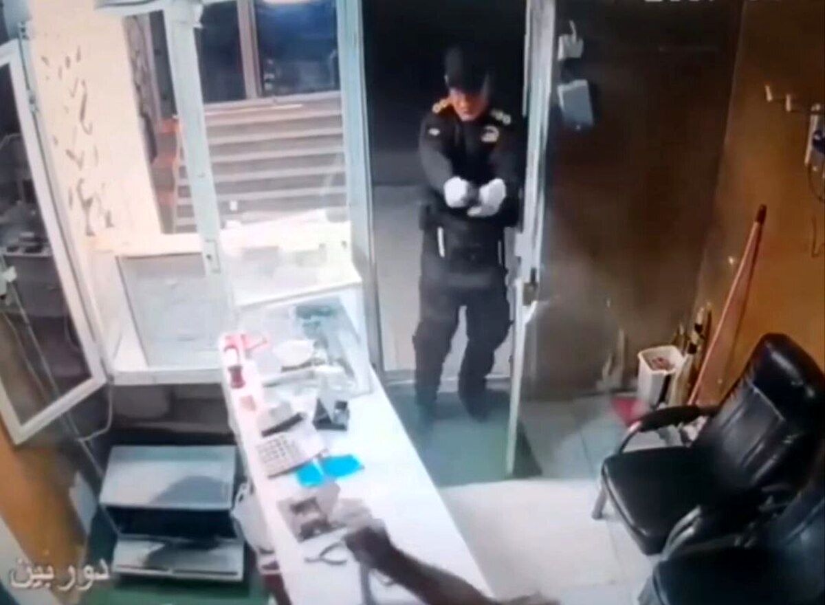 جزئیات فیلم منتشر شده در فضای مجازی در رابطه با سرقت مسلحانه از طلافروشی با لباس پلیس