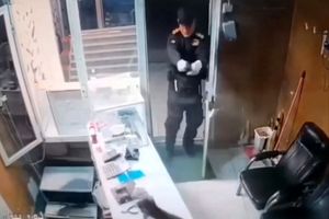 جزئیات فیلم منتشر شده در فضای مجازی در رابطه با سرقت مسلحانه از طلافروشی با لباس پلیس