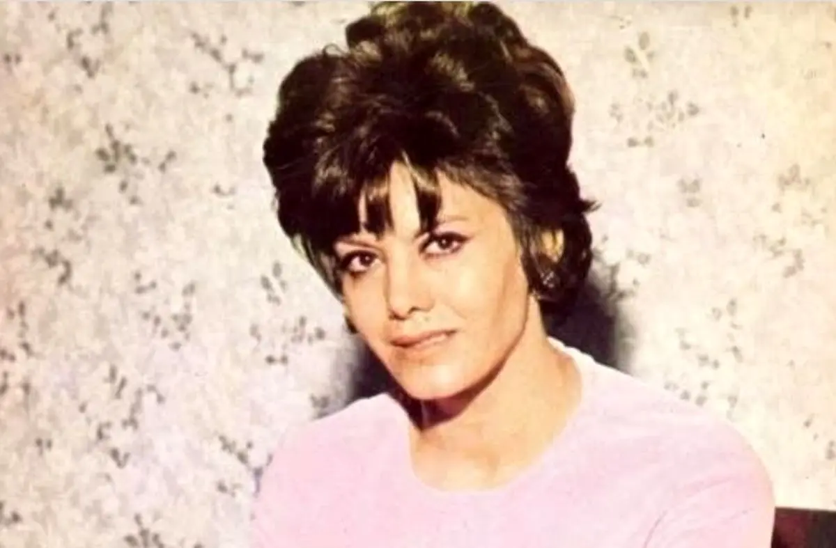  سفر در زمان؛ «فخری خوروش 44 ساله» در کنار ایرج قادری؛ سال 1352/ عکس
