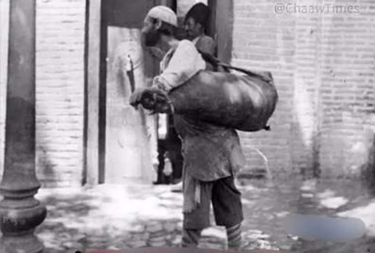 سفر در زمان؛ پیرمرد آب‌فروش در تهران؛ حدود سال 1300