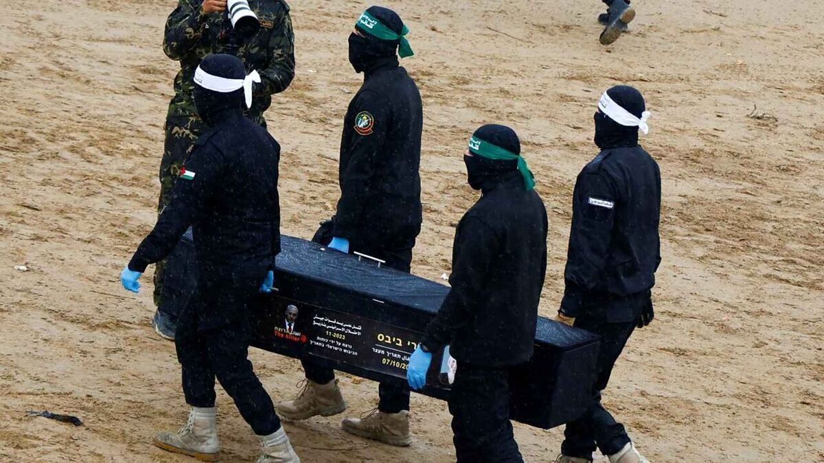 قسام، جنازه دو اسیر اسرائیلی را تحویل میدهد