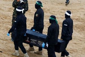 قسام، جنازه دو اسیر اسرائیلی را تحویل میدهد