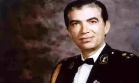 سفر در زمان؛ «غلامرضا فرزند ششم رضاخان» در حال فیلمبرداری با یک دوربین براون؛ دهه 40 