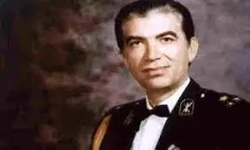 سفر در زمان؛ «غلامرضا فرزند ششم رضاخان» در حال فیلمبرداری با یک دوربین براون؛ دهه 40 