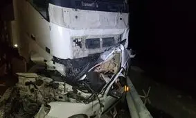 مرگ 5 سرنشین پژو 405 در تصادف با 2 کامیون