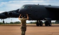 بمب‌افکن‌های استراتژیک  بی-۵۲ آمریکا به اسپانیا رسیدند

