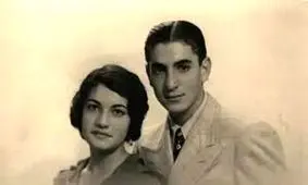 سفر در زمان؛ «اشرف پهلوی در حال نصب مدال بر سینه برادر دو قلویش»؛ اواخر دهه 30 