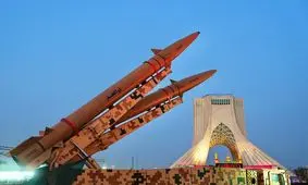  استقرار زیردریایی سپاه و سامانه‌ موشکی ذوالفقار بسیج در میدان آزادی/ ویدئو