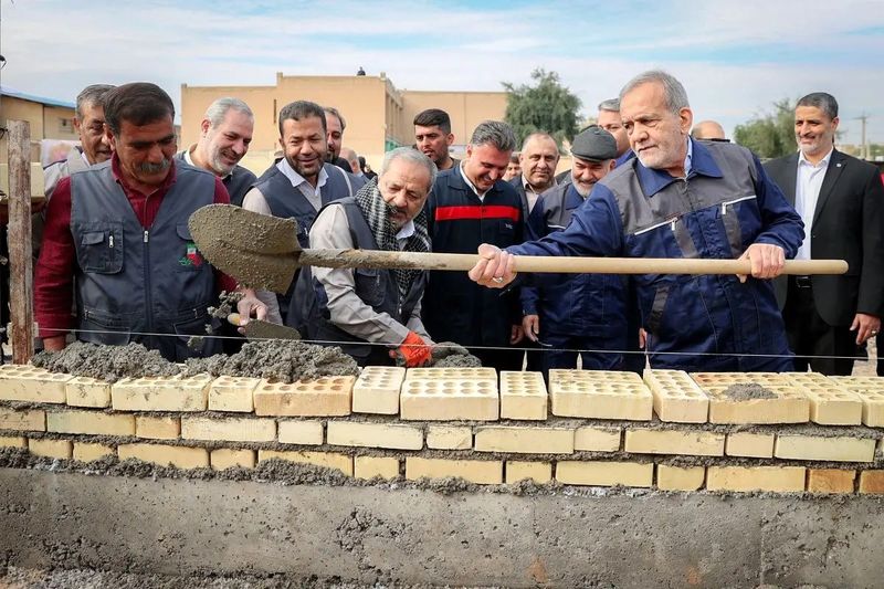 آقای رئیس جمهور به گفته خودتان عمل کنید، بگذارید بیلزن بیلش را بزند و شما هم مملکتداری کنید!