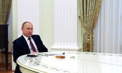  پوتین و میز جدیدش برای مذاکره با اوکراین!/ کاریکاتور