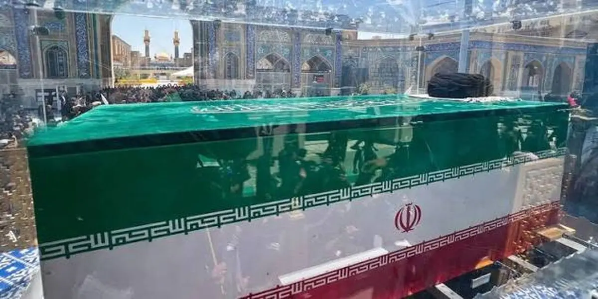  ویدئویی از بالگرد حامل پیکر رهبر شهید انقلاب و خانواده ایشان بر بالای حرم رضوی

