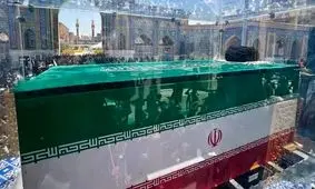  ویدئویی از بالگرد حامل پیکر رهبر شهید انقلاب و خانواده ایشان بر بالای حرم رضوی

