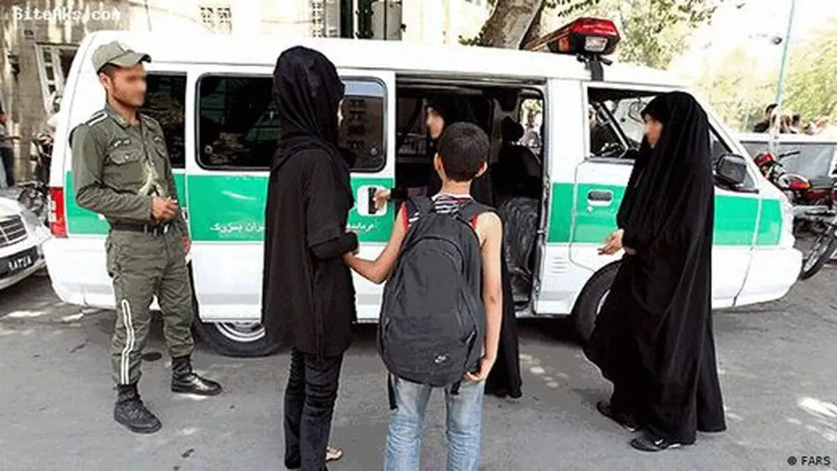 انتقاد سایت اصولگرا از کشاندن طرح های «نمایشی و تنش زای» عفاف و حجاب به کف خیابان

