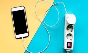 ۵ اشتباهی که هنگام شارژ گوشی مرتکب می‌شوید