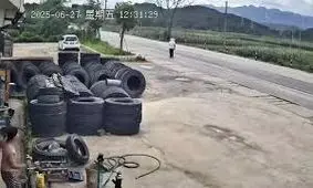 خروج یک چرخ کامیون در حال حرکت/ ویدئو