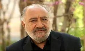 داریوش ارجمند در حال بریدن کیک جوانی ۴۰ ساله/ عکس
