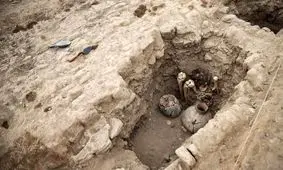 کشف یک مومیایی ۱۰۰۰ ساله نشسته با پا‌های خمیده/ ویدئو