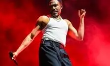 خواننده ای که روی سن سکته مغزی کرد 