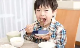 پسربچه چینی گرسنه که در برابر زلزله هم تسلیم نشد/ ویدئو