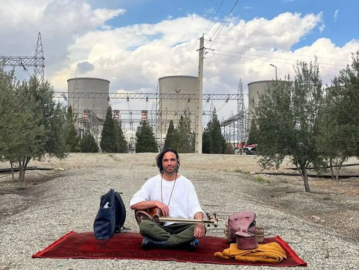 علی قمصری پای نیروگاه برق با ساز خود نواخت | فیلم