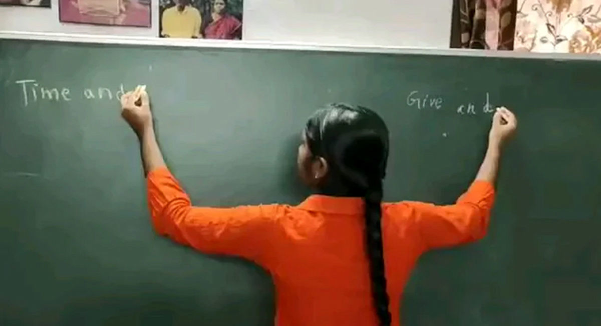 دختر هندی همزمان با ۲ دست و به ۲ زبان مختلف مینویسد/ ویدئو