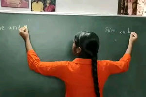 دختر هندی همزمان با ۲ دست و به ۲ زبان مختلف می‌نویسد/ ویدئو

