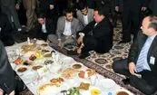 وقتی احمدی‌نژاد نتوانست چاوز را روی زمین بنشاند! | روایت یک عکس عجیب از چاوز پای سفره احمدی‌نژاد