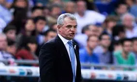 سرمربی غرق در خون شد!/ حمله با بطری به خاویر آگیره، سرمربی مکزیک/ ویدئو

