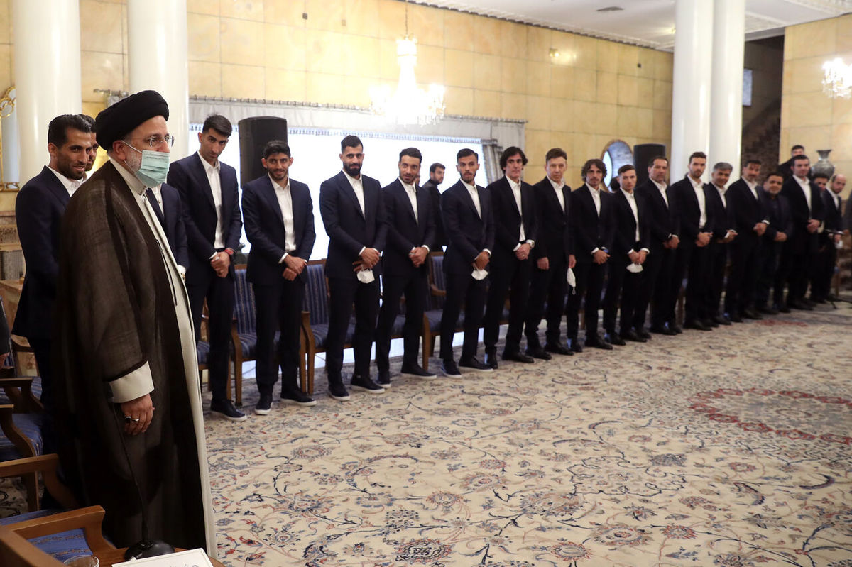 ملی‌پوشان ایران راهی قطر شدند/ بدرقه فوتبالیست ها با حضور رئیسی/ عکس
