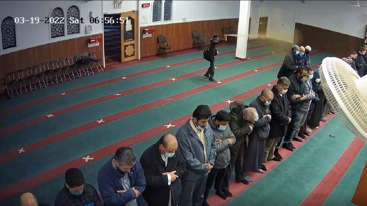 حمله به نمازگزاران با اسپری فلفل و تبر!/ ویدئو
