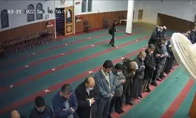 حمله به نمازگزاران با اسپری فلفل و تبر!/ ویدئو

