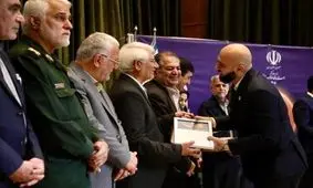 دو تندیس جشنواره سلام به مدیر روابط عمومی شرکت فولاد خوزستان اهدا شد