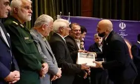 دو تندیس جشنواره سلام به مدیر روابط عمومی شرکت فولاد خوزستان اهدا شد