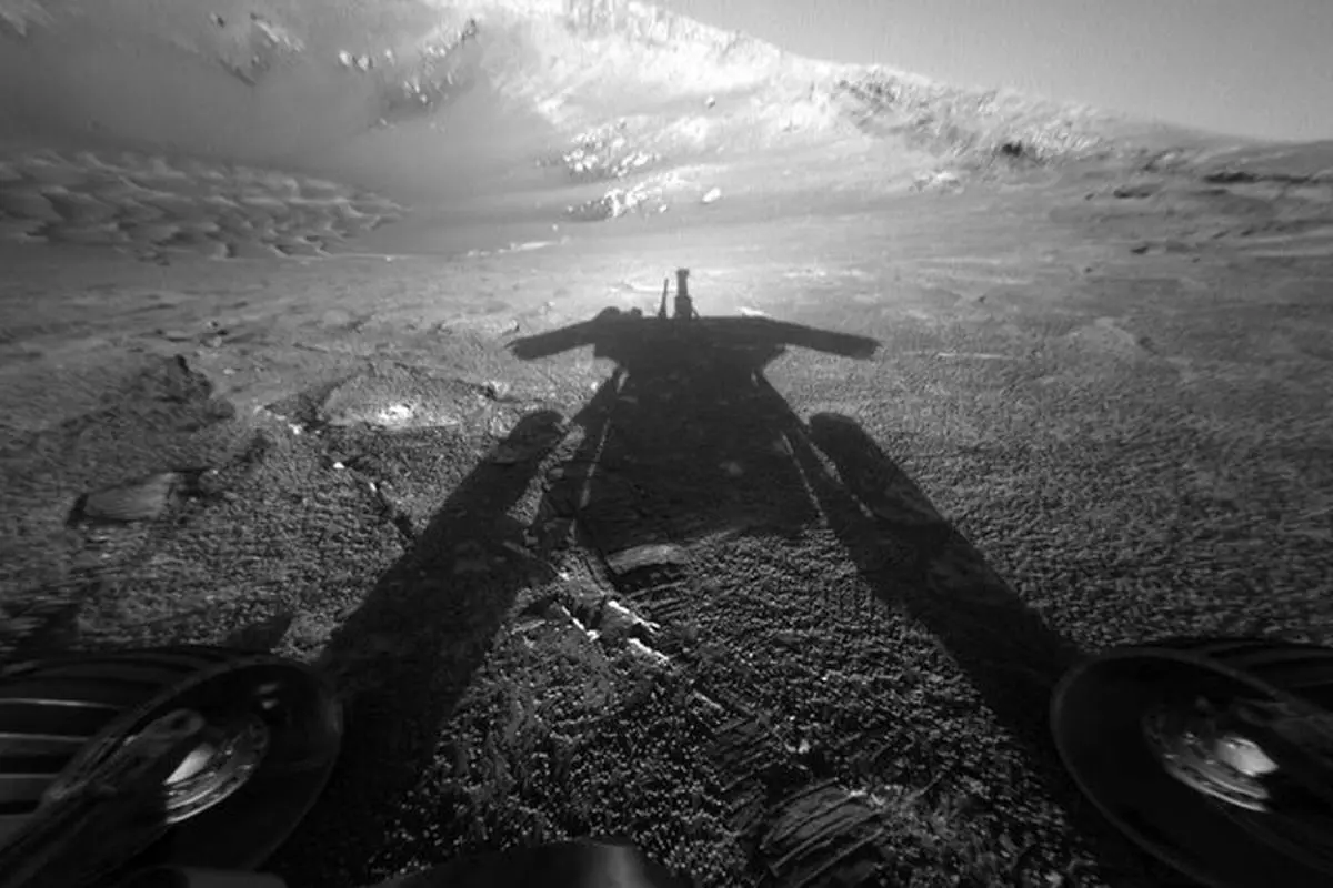 عکس روز ناسا از سایه یک ربات مریخی

