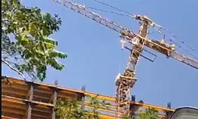 احتمال سقوط یک دستگاه تاور کرین/ تخلیه اضطراری یکی از محلات منطقه زعفرانیه تهران/ ویدئو