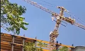 احتمال سقوط یک دستگاه تاور کرین/ تخلیه اضطراری یکی از محلات منطقه زعفرانیه تهران/ ویدئو