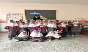 ویدئویی از یک معلم ایرانی که میلیون‌ها بار دیده شد/ خانوم ساعت چند تعطیل می‌شیم؟