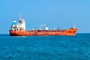 توقیف نفتکش خارجی حامل سوخت قاچاق توسط نیروی دریایی سپاه در خلیج فارس/ ویدئو

