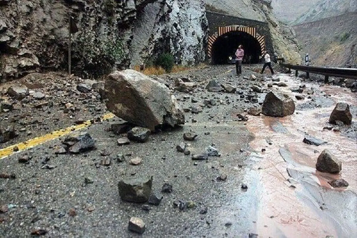 ریزش سنگ در محدوده تونل ۴ جاده چالوس/ ویدئو