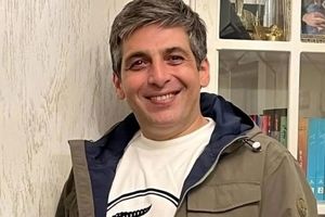 عکسی متفاوت از حمید گودرزی در سفر به هلند در کنار دوستش